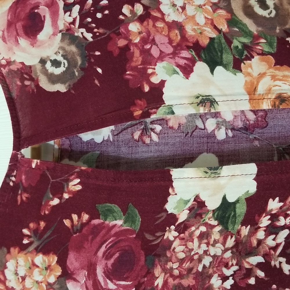 Crop top in burgundy w/flowers size S. - Picture 7 of 8